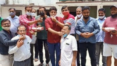 Photo of धामी के सीएम बनने पर विधायक बत्रा ने बांटी मिठाई