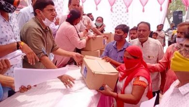 Photo of राशन लेने के लिए सोशल डिस्टेंसिंग की उड़ी धज्जियां