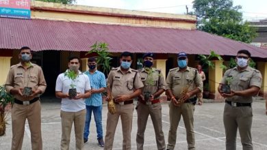 Photo of हरेला पर्व पर पौधे लेकर पर्यावरण बचाने का संकल्प लेते पुलिसकर्मी