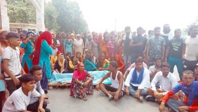 Photo of गर्भवती महिला के शव को धनौरी-बहादराबाद मार्ग पर रखकर आरोपियों की गिरफ्तारी की मांग