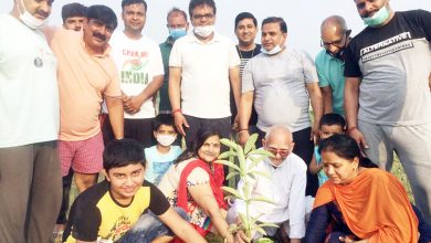 Photo of चार पीढ़ियों के साथ पौधरोपण कर अपना 90 वां जन्मदिन मनाया