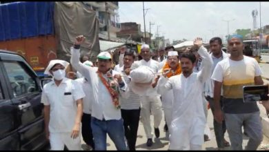 Photo of सरकार के पुतले की शव यात्रा निकालते सेवा दल कार्यकर्ता।