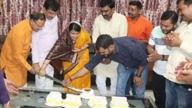 Photo of जन्मदिन पर BJP की महिला सांसद रीति पाठक ने तलवार से काटा केक, तस्वीरें वायरल