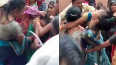 Photo of जब वैक्सीन लगाने को लेकर भिड़ गईं महिलाएं, जमकर हुई हाथ-पाई-देखे VIDEO