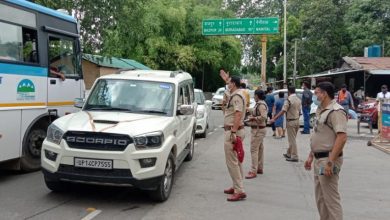 Photo of कोविड-19 संक्रमण के दृष्टिगत वाहनों की चैकिंग करते पुलिस अधिकारी