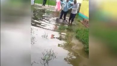 Photo of पैर को पानी से बचाने के लिए प्रधानाचार्य ने निकाला जुगाड़, वीडियो हो गया वायरल