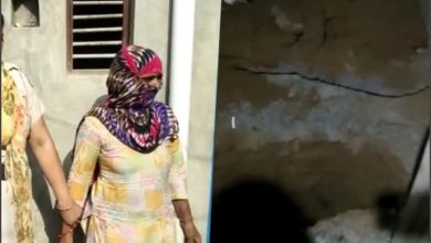 Photo of मां ने छोटे बेटे के साथ मिलकर बड़े बेटे की कर दी हत्या, फिर लाश को…