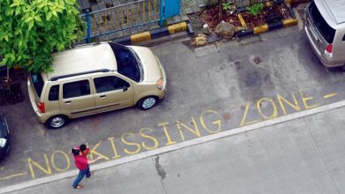 Photo of यहां किस करना मना है : प्रेमी जोड़े की किसिंग से परेशान एक हाउसिंग सोसाइटी, सड़क पर लिखवाया ‘ NO KISSING ZONE’