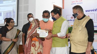 Photo of मुख्यमंत्री पुष्कर सिंह धामी ने प्रधानमंत्री आवास- ग्रामीण के लाभार्थियों को आवास स्वीकृति पत्र सौंपे