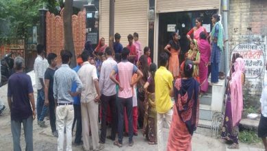 Photo of डॉक्टर के न पहुंचने पर स्टाफ ने किया महिला का ऑपरेशन, हुई मौत