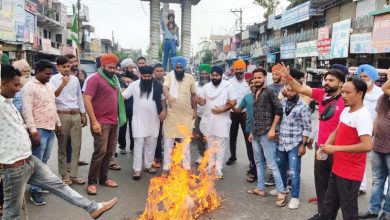 Photo of किसानों के ऊपर लाठीचार्ज के विरोध में खट्टर सरकार का फूंका पुतला