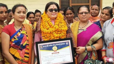 Photo of तीलू रौतेली पुरस्कार मिलने पर उमा जोशी का किया स्वागत