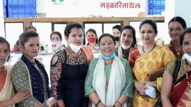 Photo of थल में एक्सपोजर विजिट के दौरान जिला पंचायत अध्यक्ष दीपिका बोहरा के साथ में महिलाएं