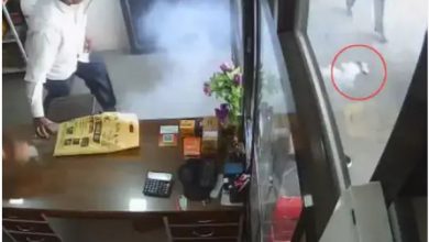 Photo of जब दुकान में बैठे कस्टमर की जेब में रखा मोबाइल अचानक जलने लगा-VIDEO देख छूट जाएंगे पसीने