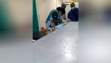 Photo of स्ट्रेचर पर सिस्टम : लखनऊ सिविल अस्पताल में टांका काटते मिली सफाईकर्मी, VIDEO वायरल