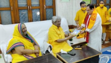 Photo of भाजपा राष्ट्रीय अध्यक्ष जेपी नड्डा को पुस्तके भेंट करते डॉ प्रणव पण्ड्या