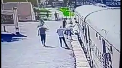 Photo of प्रयागराज : चलती ट्रेन में चढ़ते समय ट्रैक के नीचे आई महिला, ऐसे बची जान-देखे VIDEO