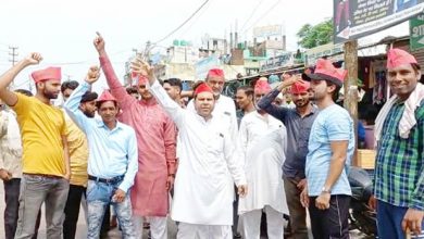 Photo of पीपल चौक पर प्रदर्शन करते समाजवादी पार्टी कार्यकर्ता