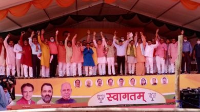 Photo of नेहरू स्टेड़ियम में सभा के दौरान अभिवादन स्वीकार करते मुख्यमंत्री व विधायक