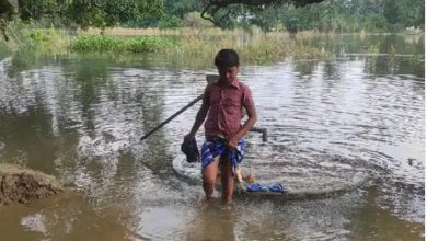Photo of बस्ती में खतरे के निशान से ऊपर मनोरमा नदी : बढ़े जस्तर से कई तटबंध टूटे, जलभराव से ग्रामीण परेशान