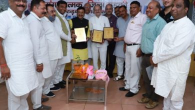 Photo of व्यापारी सम्मेलन में पदाधिकारियों को सम्मानित करते प्रदेश अध्यक्ष
