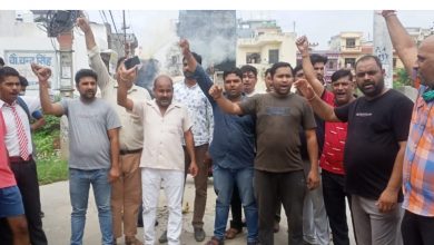 Photo of विधायक के दुर्व्यवहार को लेकर गुर्जर समाज के आक्रोशित लोगों ने विधायक का किया पुतला दहन