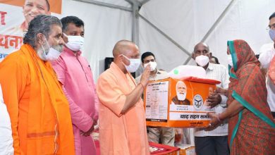 Photo of मुख्यमंत्री ने गोरखपुर में स्थापित बाढ़ राहत केन्द्रों में बाढ़ राहत सामग्री का किया वितरण