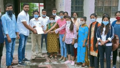 Photo of आक्रोशित छात्र-छात्राओं ने सीटें बढ़ाने की मांग को लेकर प्रदर्शन