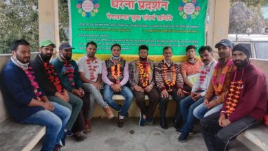 Photo of स्टेडियम की मांग को लेकर 13 दिनों से आंदोलनरत लोग