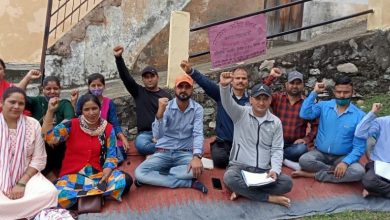 Photo of अतिथि शिक्षकों ने दो सूत्रीय मांगों को लेकर वीओ आफिस में दिया धरना