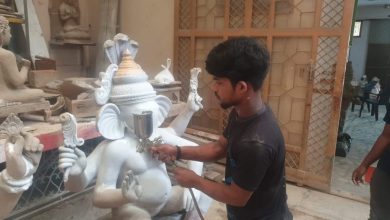Photo of गणपति मूर्ति को तैयार करता मूर्तिकार